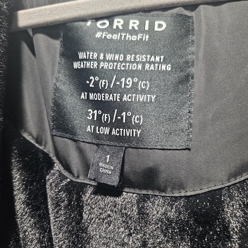 TORRID LONG BLACK PUFFER COAT WITH DETACHABLE FUR.  SIZE 1 (2X)
